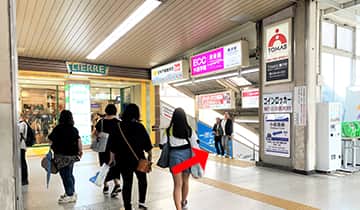 ①藤沢駅の改札を出て右に進み、階段を下ります。