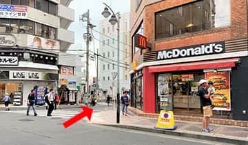 ③横断歩道を直進し、マクドナルドの角を右折します。